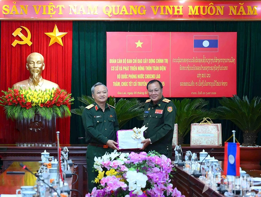 Lao armed forces visit and extend Tet greetings to Vietnamese military units